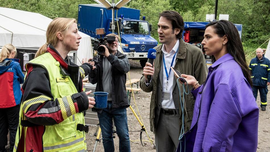 Amira Aly (re.) spielt in "Marie fängt Feuer: Verschüttet" eine Reporterin.