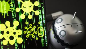 Eine Android-Figur erscheint hinter einem Smartphone