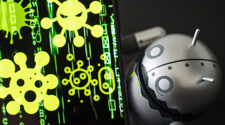 Eine Android-Figur erscheint hinter einem Smartphone