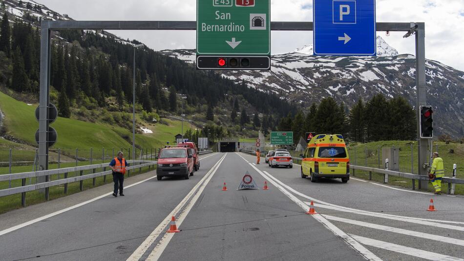 Deutscher Bus im Bernardino-Tunnel in Brand geraten