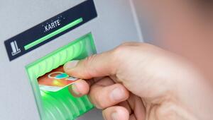 Ein Mann hebt am Automaten Geld ab
