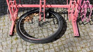 Nur noch das Vorderrad ist an einem Fahrradständer angeschlossen