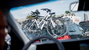 Ein Auto mit Fahrradträger am Heck