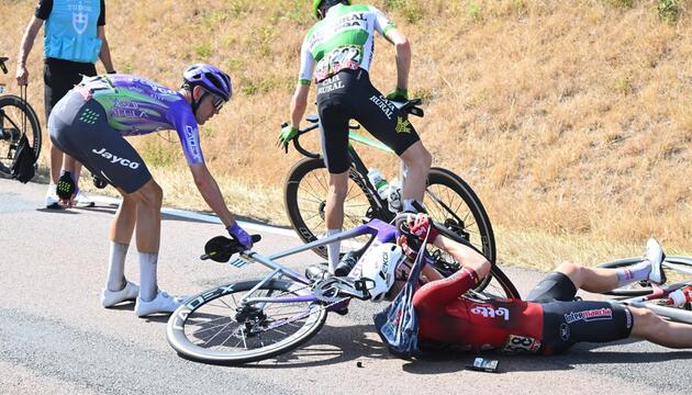 Radprofi Georg Zimmermann stürzt gegen Ende der elften Etappe.