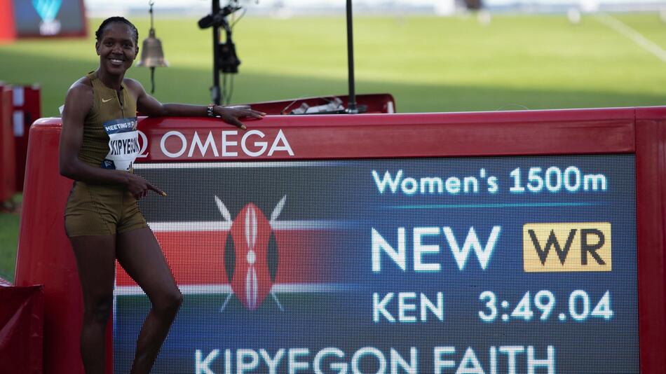 Faith Kipyegon zeigt ihre Weltrekord-Zeit über die 1.500 Meter