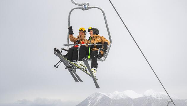 Skifahrer im Sessellift