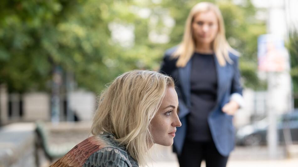 "Die Jägerin - Gegen die Wut": Judith Schrader (Nadja Uhl, r.) ist Jana Bloch (Sarah Mahita) ...