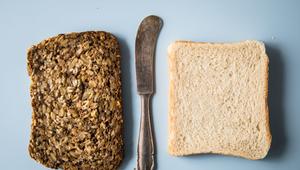 Eiweissbrot (l) und Weizentoast liegen auf einem Tisch
