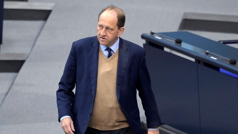 Alexander Graf Lambsdorff läuft im Bundestag.