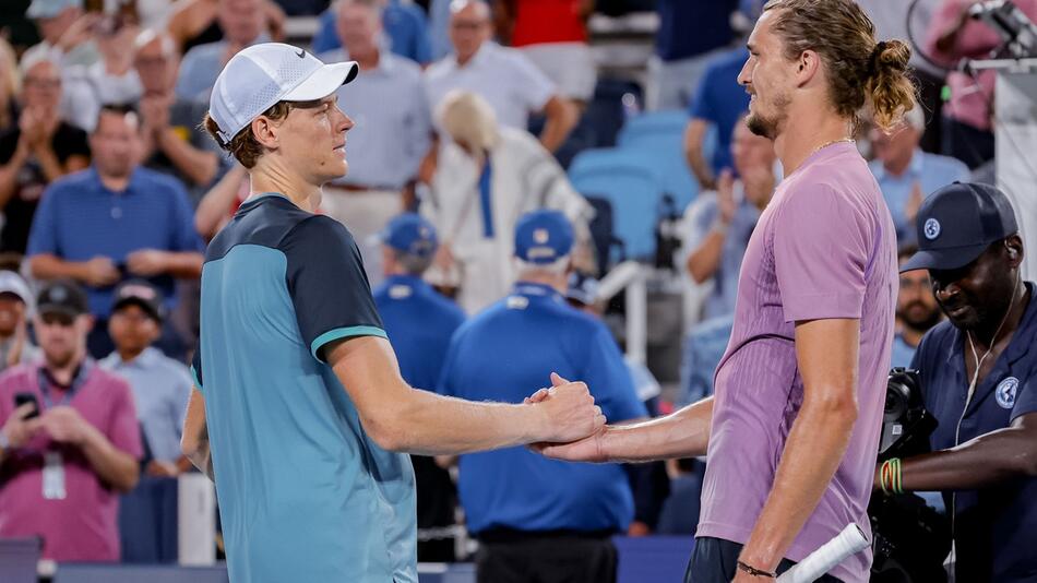 Alexander Zverev und Jannik Sinner (l)