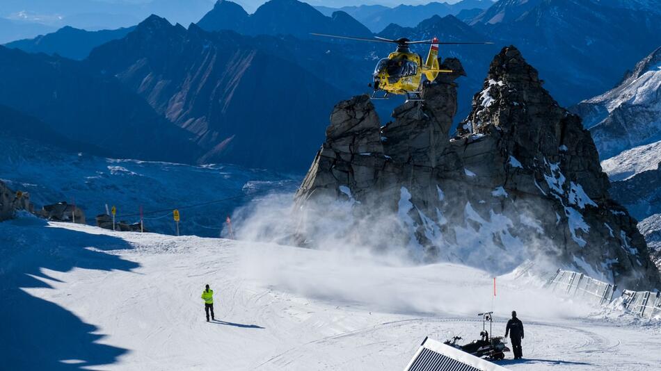 Ein Rettungshubschrauber auf dem Hintertuxer Gletscher