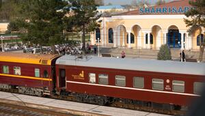 Der Zug "Orient Silk Road Express" im Bahnhof von Shahrisabz