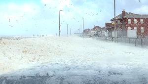 Weiss wie Schnee: Sturm „Boelo“ hüllt englische Küstenstrasse in Meeresschaum