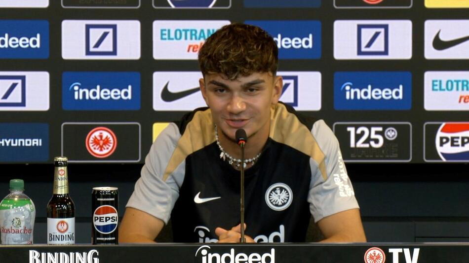 Eintracht Frankfurts Neuzugang Can Uzun während seiner Präsentation