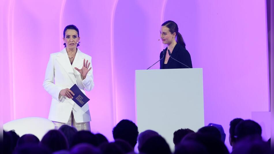 Sanna Marin (r.) war bei den Best Brands Awards 2025 als Keynote-Speakerin auf der Bühne, Linda ...