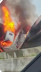 Brennender Lkw hängt von Autobahnbrücke – Fahrer überlebt Sturz