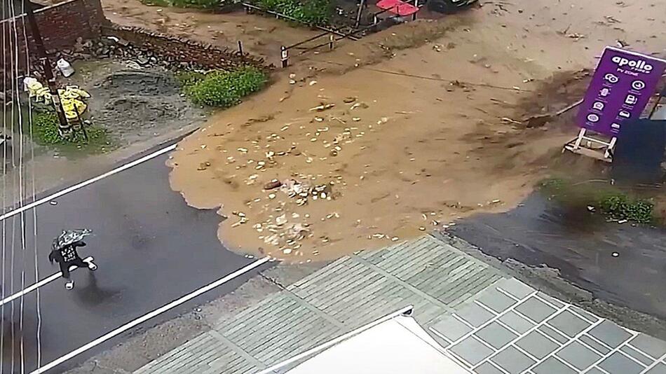 Strasse wird zu Fluss: Sturzflut in Indien sorgt innerhalb von Sekunden für Überschwemmung