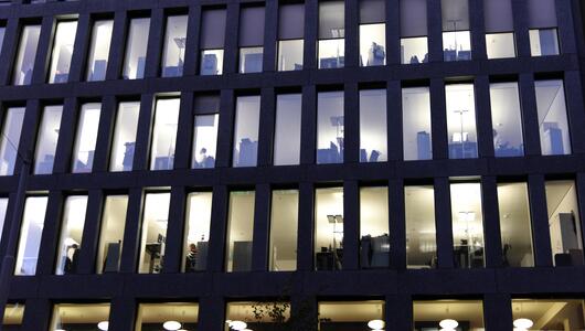 Bürogebäude mit arbeitenden Menschen