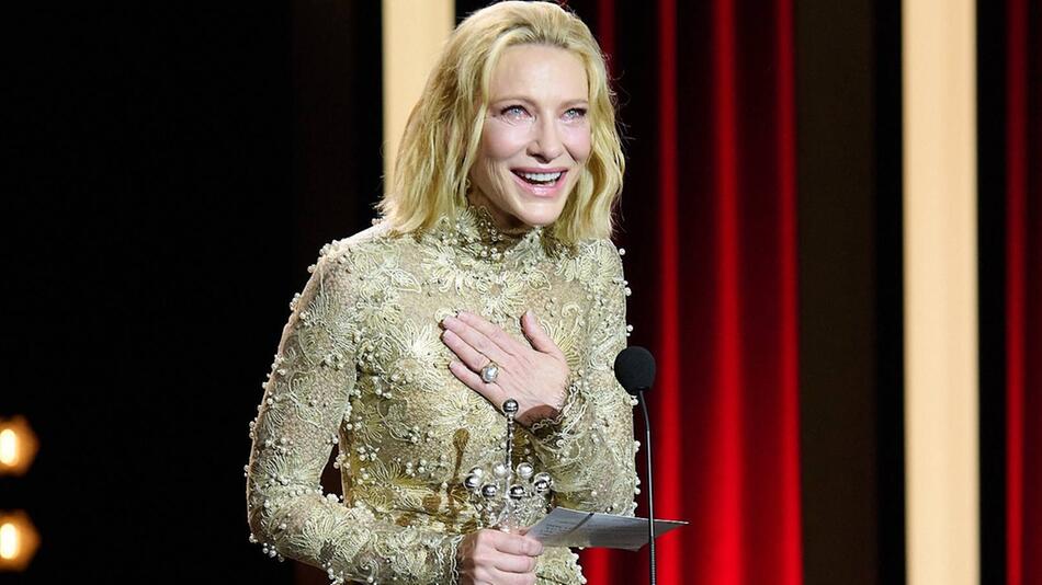 Sichtlich bewegt nahm Cate Blanchett beim San Sebastián Filmfestival den Preis für ihr ...