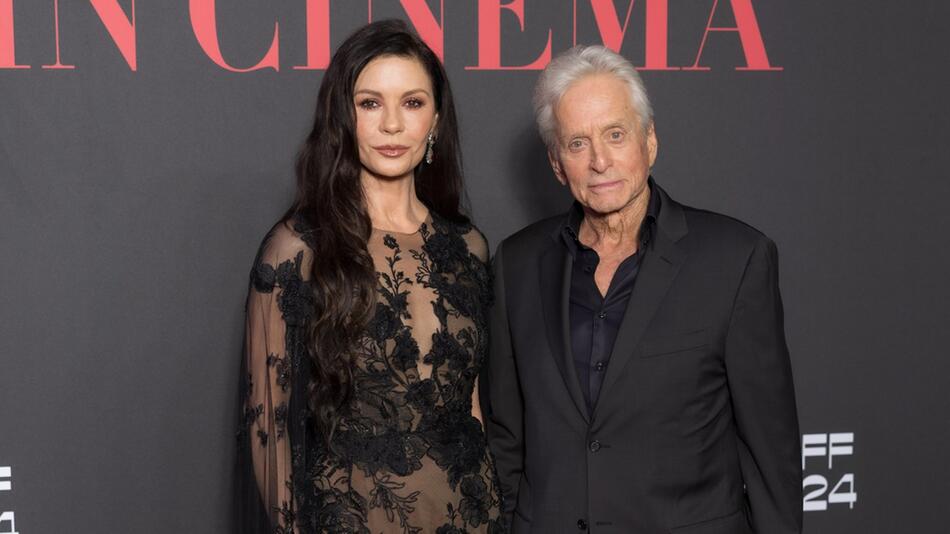 Catherine Zeta-Jones und Michael Douglas auf dem roten Teppich des The Red Sea International ...