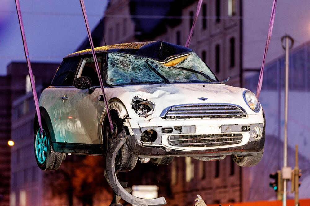 Auto in München in Menschengruppe gefahren