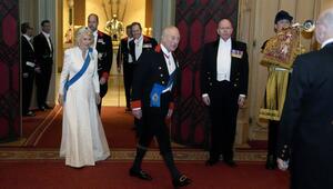 König Charles gefolgt von Königin Camilla und Prinz William auf dem Weg zum Diplomaten-Empfang.