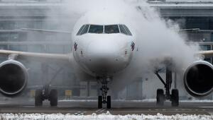 Flugzeug der Airline Eurowings wird am BER enteist