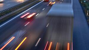 PKW und LKW auf der Autobahn