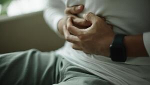 Mann hält sich schmerzenden Bauch