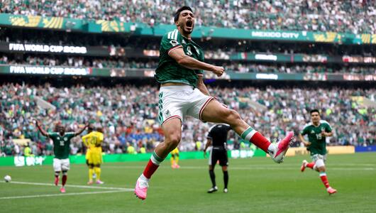 Raul Jimenez bejubelt das 2:0 für Mexiko.