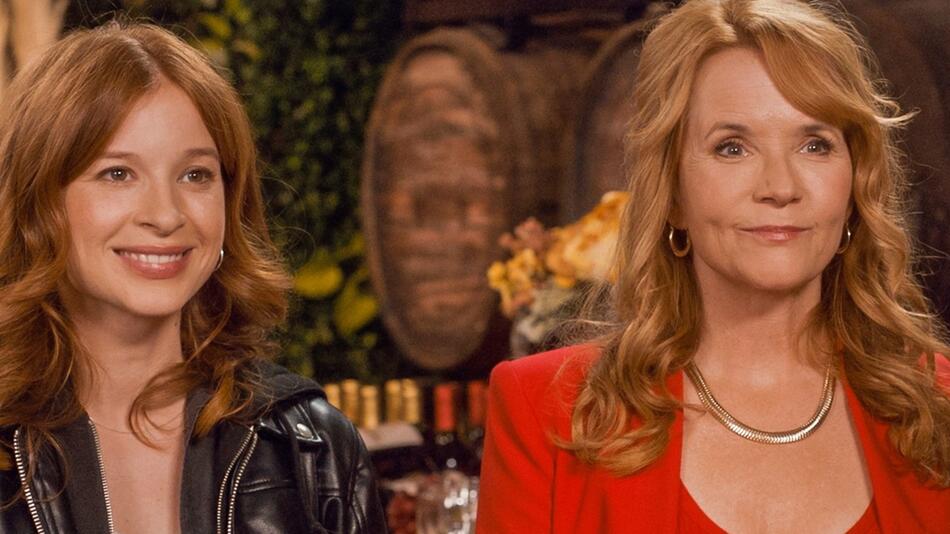 Lea Thompson (r.) spielt in "The Spencer Sisters" ihre erste Serienhauptrolle seit geraumer Zeit.