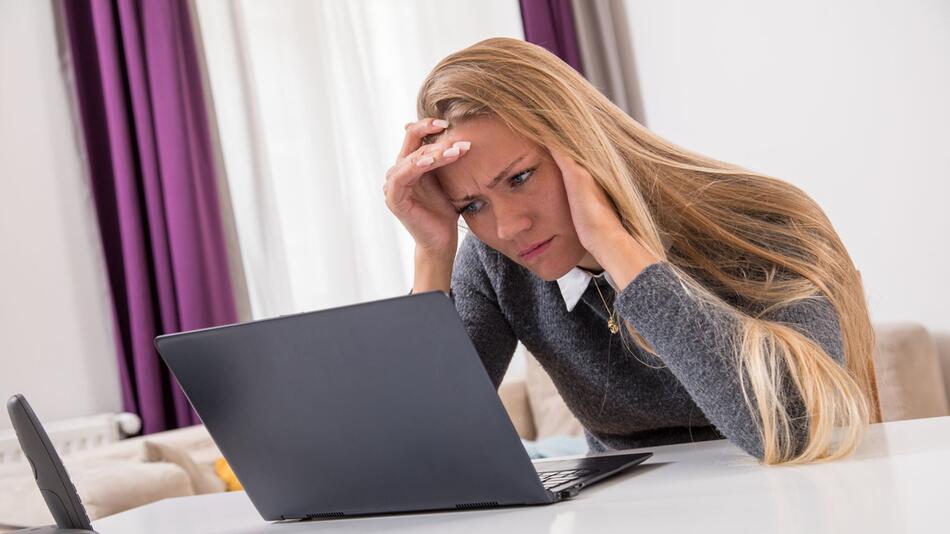 Eine Frau sitzt am PC