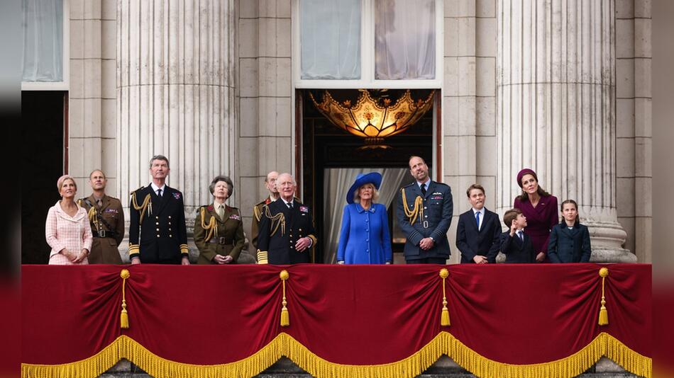 Die Royal Family beobachtet den Flypast zum VE Day vom Balkon des Buckingham-Palasts.