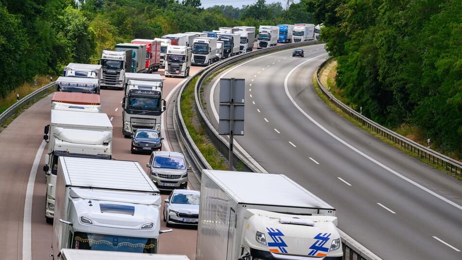 Kilometerlanger Stau auf A12 wegen Grenzkontrollen
