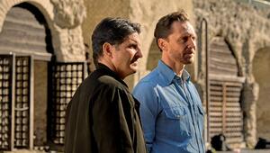 Tom Hiddleston (re.) mit Dr. Darius Arya in der Stadt Herculaneum, die wie Pompeji beim Ausbruch ...
