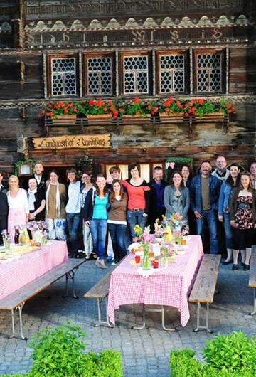 Gruppenbild von "Bauer, ledig, sucht ..."