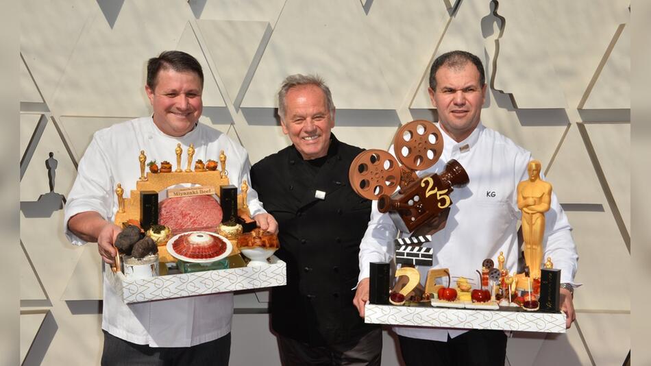 Der österreichische Star-Koch Wolfgang Puck (Mitte) bei der Oscarverleihung 2019.