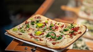 Ein Flammkuchen mit Lauch und Speck