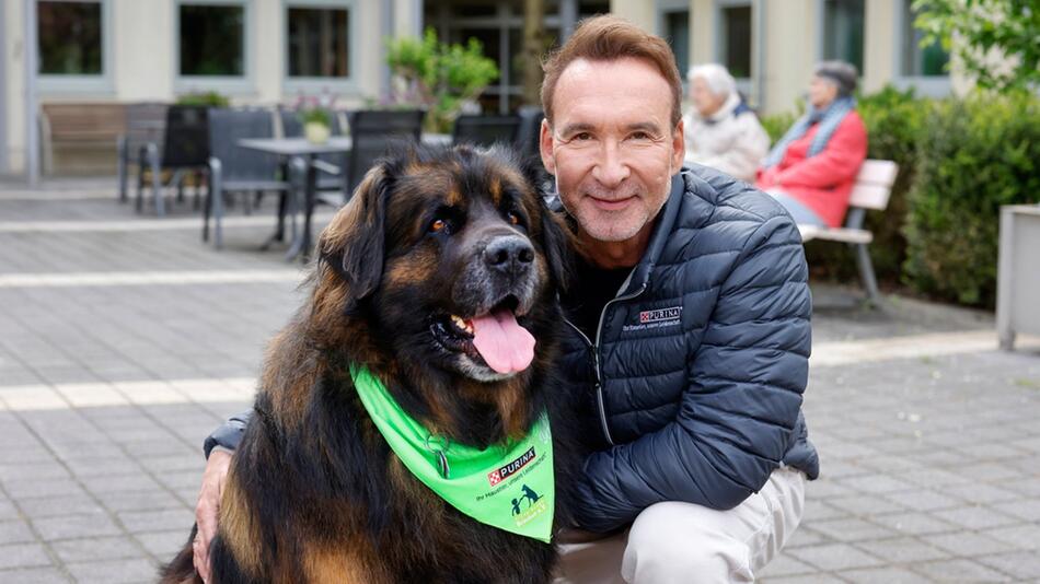 Jochen Bendel beim Besuch eines Seniorenheims in Paderborn mit dem gemeinnützigen Verein "Tiere ...