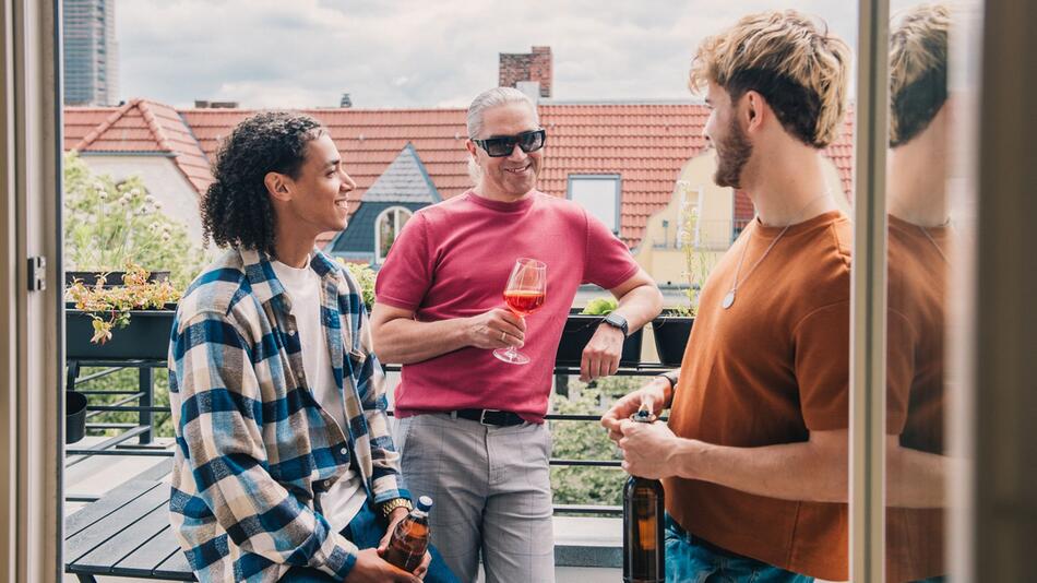 Freunde auf einer Dachterrasse