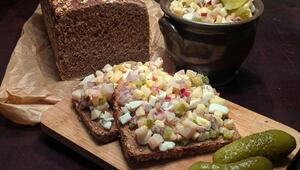 Salziger Matjes, süsser Apfel und knackige Gurken auf einem Brot