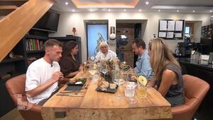 Kandidaten sitzen zusammen 