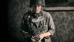 Die Fotografin Lee Miller (Kate Winslet) hält die Schrecken des Krieges mit ihrer Kamera aus ...