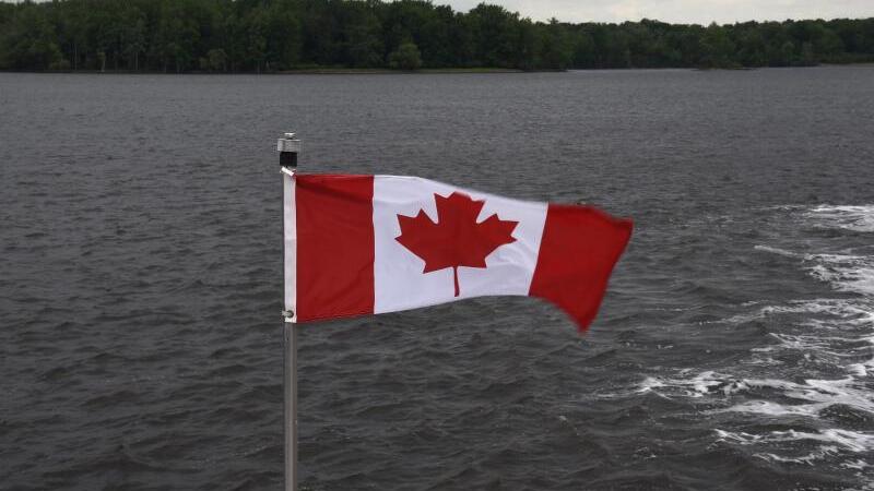 Die kanadische Flagge am Ottawa River