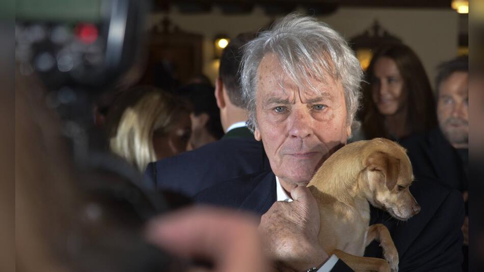 Filmstar Alain Delon war ein grosser Hundefan - hier 2014 bei der Eröffnung des Weihnachtsmarktes ...