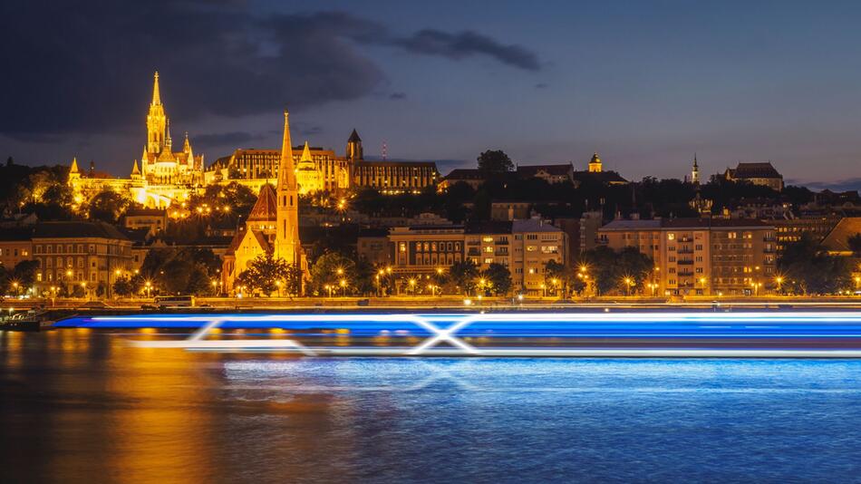 Ein Flusskreuzfahrtschiff in Budapest