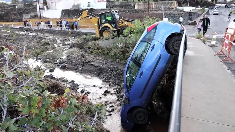 Sturzflut auf Gran Canaria reisst Autos ins Meer