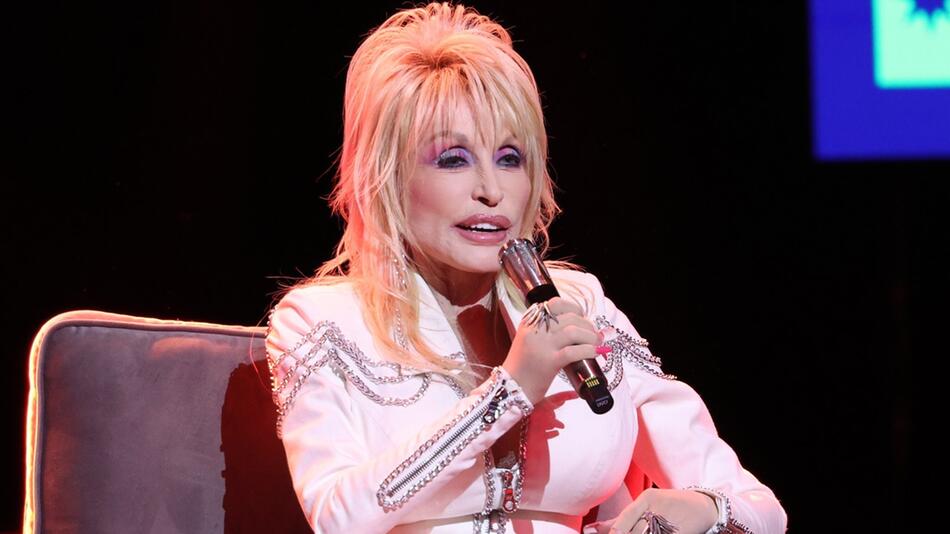 Dolly Parton wagt erste Schritte zurück in den Alltag.