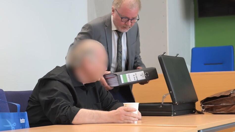 Sprengstoff und Gewähre: "Reichsbürger" soll 800 Waffen gehortet haben