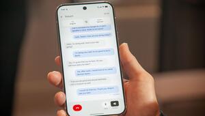 Ein Mann hält das Android-Smartphone Google Pixel 10